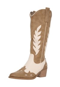 Brązowy i beżowy kowbojski but z ostrym czubkiem, skórzana cholewka, rzeźbiony wzór liścia i pięta złożona. Teksturowane wykończenie na całej powierzchni.