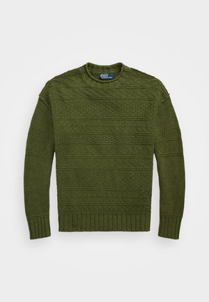 Pull en tricot vert olive avec des rayures horizontalement texturées, col, poignets et ourlet côtelés. Fait d'un matériau chaud et épais.