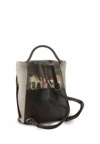 Rucksack aus beigem Stoff und dunkelbraunem, strukturiertem Leder, mit einem transparenten Bereich mit bunten Mustern und einem oberen Griff. Verstellbarer Träger inklusive.