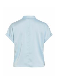 Svetlomodrá košeľa s krátkym rukávom, kempským golierom a natáčanými manžetami, vyrobená z hladkej, ľahkej látky so širokým rovný lemom.