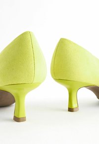 Next FOREVER COMFORT JEWEL TRIM KITTEN - REGULAR FIT - Pumps - lime green