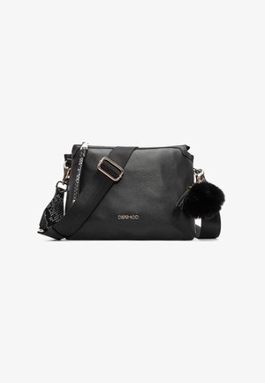 Bolso cruzado de cuero negro con un acabado texturizado, correa ajustable, herrajes en tono dorado y un charm de pompón negro desmontable.