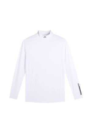 Wit, sportief shirt met lange mouwen en een hoge kraag, met zwarte tekst "J.LINDEBERG" op de manchetkant van de rechtermouw en een klein logo bij de kraag.