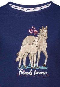Marineblauw shirt met geborduurde paarden in beige, met pailletten harten erboven en de tekst "Vrienden voor altijd" in het wit. Zachte katoenmateriaal.