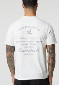 CLOSURE London TEE - Tričko s potlačou - off white