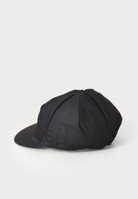 Boné de ciclismo preto feito de material de malha respirável, com um topo arredondado e uma viseira rígida e curvada para proteção solar.