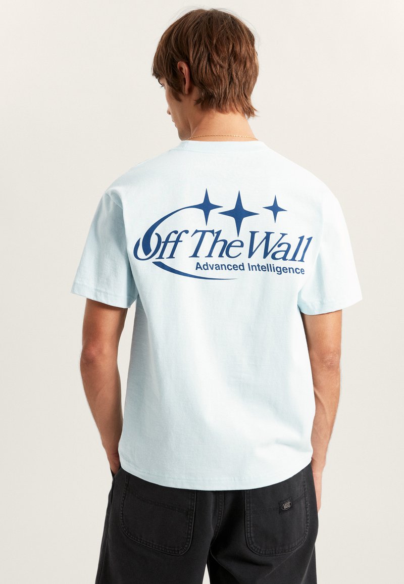 T-shirt en coton bleu clair à coupe décontractée. Présente un grand motif marine au dos avec l'inscription : « Off The Wall Advanced Intelligence » accompagnée d'étoiles.