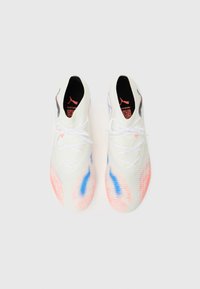 Weiße Sportschuhe mit einem gestrickten Obermaterial, ausgestattet mit blauen und rosa Farbverlauf-Details und weißen Schnürsenkeln. Schwarze Innensohlen mit Logodetails.