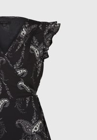 Musta kietaisumekko, jossa on valkoinen paisley- ja kukkakuosi, rennen hihat ja teksturoitu kangas. Mukana sivusolmu-yksityiskohta.