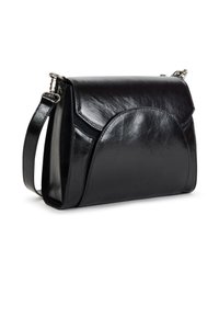 Borsa a tracolla in pelle nera con una finitura lucida, patta curva, tasca frontale e tracolla regolabile. Presenta minimi dettagli hardware.