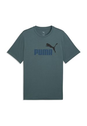 Donker diepgroene T-shirt met korte mouwen, opvallende blauwe ""PUMA""-tekst en zwart springend poema-logo gecentreerd op de borst. Geen zichtbare achtergrond.