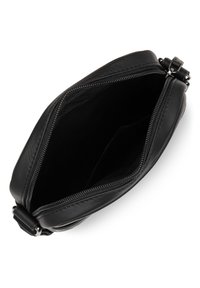 Borsa a tracolla in pelle nera con chiusura a zip. Presenta una texture liscia e un interno spazioso. Nessuna tasca esterna visibile.