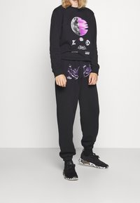 CLOSURE London Felpa - black