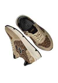 Sneakers met luipaardprint, beige suede en glinsterende accenten. Heeft een zwarte zool, lichte veters en opvallende "LF81" branding.