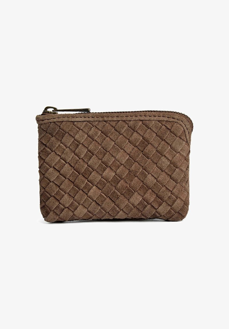 Pruun seemisnahast tõmblukuga kott, millel on kootud tekstuurimuster, kandiline kuju ja metallist tõmblukutõmmis valgel taustal.