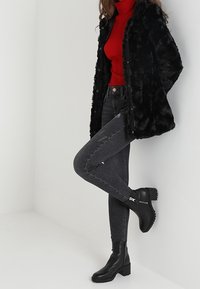 Vero Moda Kort kappa / rock - black