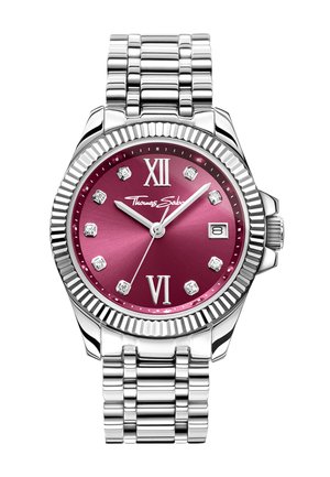 Orologio da polso in metallo argentato con quadrante rosa lucido, indici delle ore in diamante, numeri romani a 12 e 6, e una piccola finestra per la data alle ore 3.
