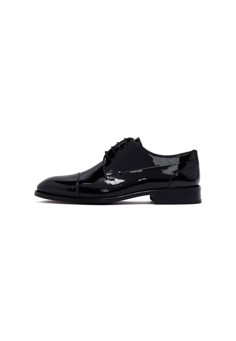 Chaussure oxford en cuir verni noir avec une finition lisse et brillante, dotée d'un bout arrondi, d'un laçage à l'avant et d'un petit talon empilé.