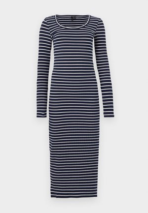 Długo rękawowa, prążkowana sukienka w granatowo-białe poziome paski z okrągłym dekoltem. Dopasowany krój, sięgający do połowy łydki.