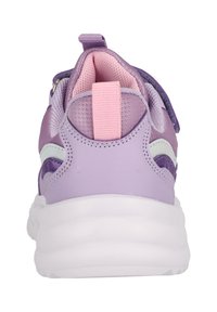 Lila idrottssko med en texturerad ovandel, meshfoder, rosa detaljer och en vit dämpande sula med en dragflik vid hälen.