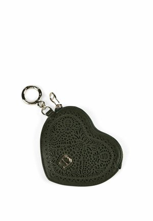 Portamonete in pelle verde scuro a forma di cuore con intricati motivi floreali traforati e anello portachiavi in metallo.