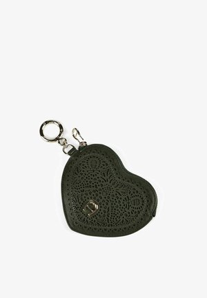 Porte-monnaie en cuir vert foncé en forme de cœur avec des motifs floraux découpés complexes et un anneau métallique pour porte-clés attaché.