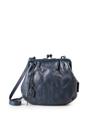Dunkelblaue Lederhandtasche mit Metallrahmen-Verschluss, langem Riemen und dekorativer schwarzer Kette mit angebrachtem Kameo-Anhänger.