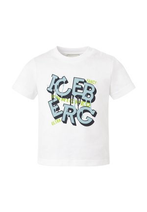 Maglietta bianca a maniche corte per bambino piccolo con lettere sovrapposte azzurro chiaro e nere e piccole parole gialle stampate sul davanti.