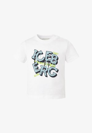 Maglietta bianca a maniche corte per bambino piccolo con lettere sovrapposte azzurro chiaro e nere e piccole parole gialle stampate sul davanti.