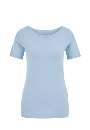 Camiseta de manga corta azul claro con un escote amplio, hecha de tela suave. Presenta una forma ajustada y detalles mínimos de costura.