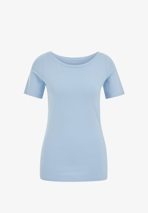 Tricou bleu deschis cu mâneci scurte și decolteu larg, realizat dintr-un material neted. Prezintă o croială mulată și detalii minimale de cusături.