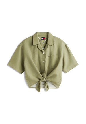 Kortermet skjorte i olivengrønn med knappelukking, krage, brystlomme, liten logo og knyting foran ved midjen.
