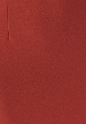 Roter, strukturierter Stoff mit glatter Oberfläche, der leicht schimmert und ein dezentes Muster aufweist. Geeignet für Bekleidungs- oder Polsteranwendungen.