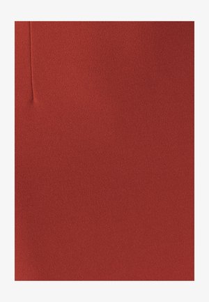 Roter, strukturierter Stoff mit glatter Oberfläche, der leicht schimmert und ein dezentes Muster aufweist. Geeignet für Bekleidungs- oder Polsteranwendungen.