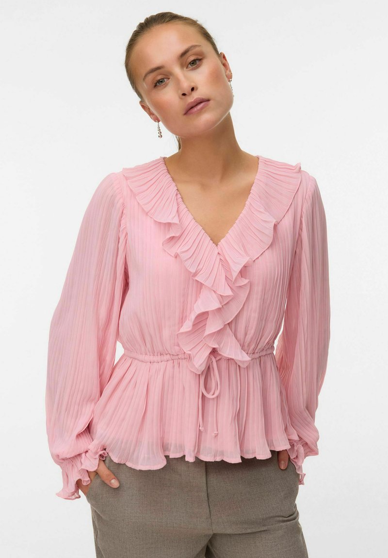 Rosa plisserad blus med V-ringning, volangkrage, långa ärmar och justerbar dragsko i midjan, tillverkad av lättviktigt material.