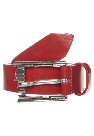 Rødt læderbælte med en struktureret sølvrektangulær spænde med "DIESEL" mærkning i nederste højre hjørne.