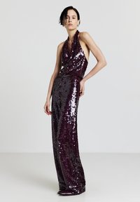 Bodenlanges, neckholder Kleid in tiefem Lila mit Pailletten, ausgestattet mit einem drapierten Ausschnitt und einer taillierten Silhouette, mit einer glatten, glänzenden Textur.