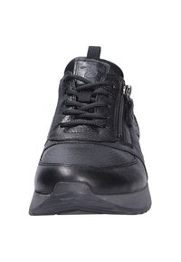 Sneaker in pelle nera con tomaia texturizzata, chiusura con lacci, zip laterale per un facile accesso e suola in gomma con un leggero motivo di profilatura.
