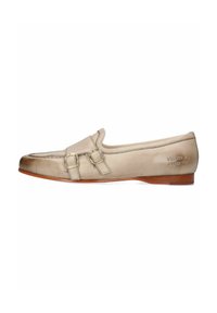 Mocassino in pelle beige con tacco basso, dettagli con doppia fibbia e cuciture elaborate lungo la cucitura superiore. Caratterizzato da una texture liscia e punta rotonda.