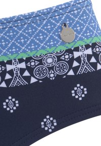 Tissu bleu, vert et noir à motifs géométriques et circulaires, avec une petite étiquette ronde en argent gravée "LASCANA".