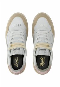 Zapatillas blancas con acentos de ante beige, cordones planos, caja de punta perforada y un detalle en el talón rosa. Logo visible en la plantilla.