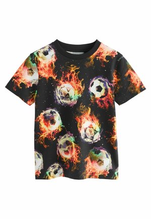 Lyhythihainen musta paita, jossa on värikäs malli jalkapalloista, jotka ovat moniväristen liekkien ympäröimiä ja hajautettuina kankaalle.