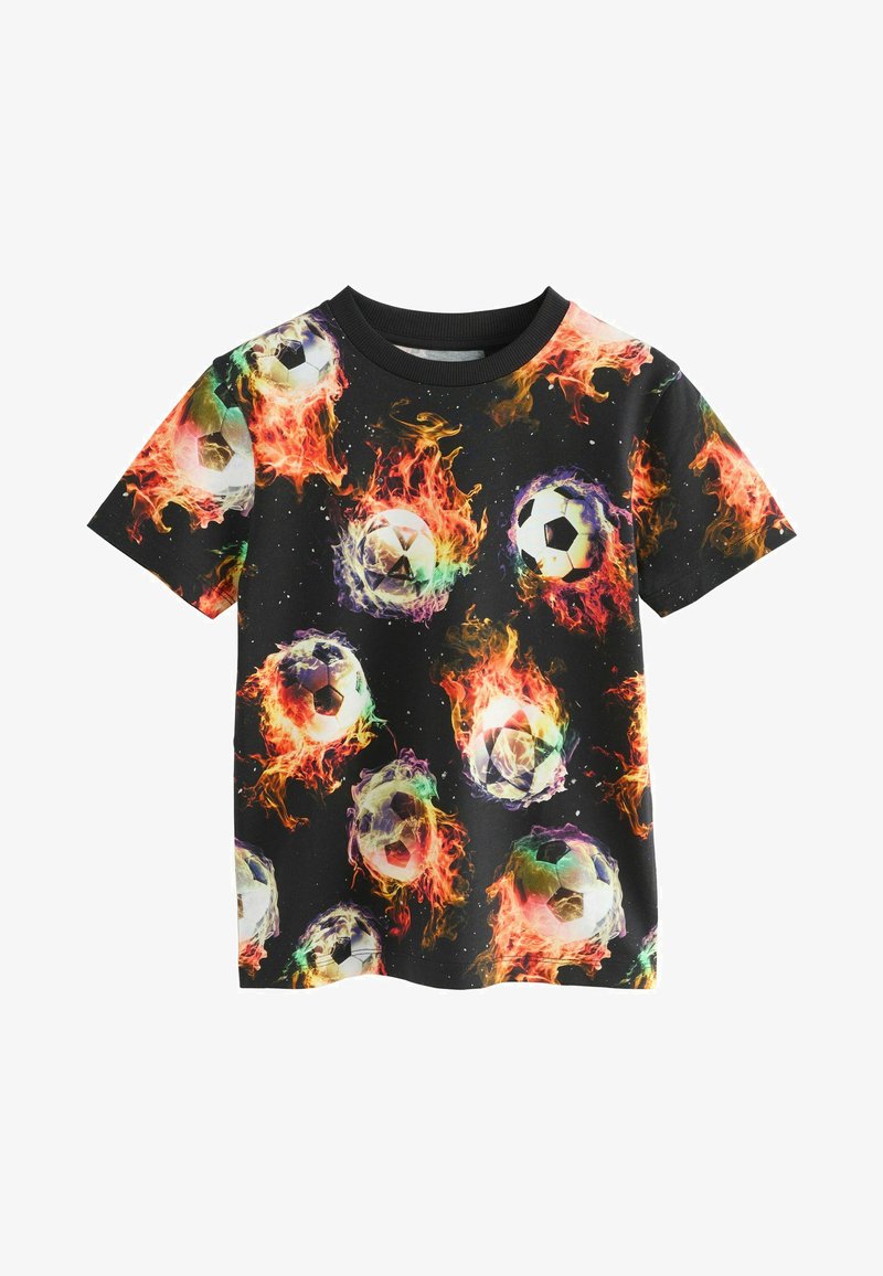Černé tričko s krátkým rukávem a barevným vzorem fotbalových míčů zahalených do multicolorových plamenů, rozptýlených po látce.