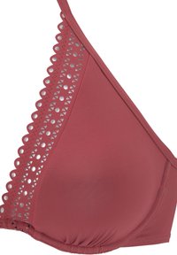 Bikini-Oberteil in tiefem Rosaton mit dreieckigen Cups, verziert mit gewellten Kanten und Lochmustern mit metallischen Akzenten. Glatte Textur.