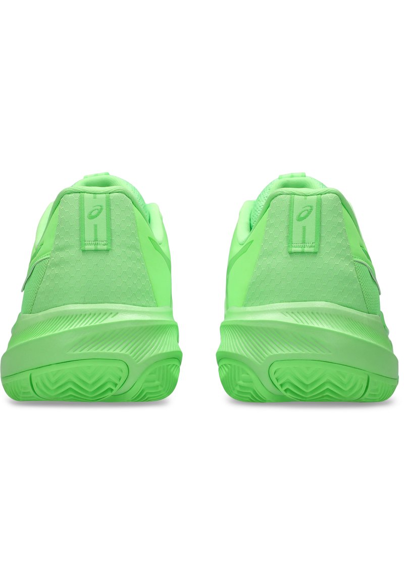 Le scarpe da ginnastica verde chiaro presentano una tomaia in rete testurizzata, un colletto imbottito e una suola in gomma con un motivo a zigzag per garantire aderenza.