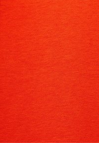 Tejido texturizado en un vibrante color naranja, con un patrón de punto uniforme y un acabado suave, adecuado para diversas aplicaciones textiles.