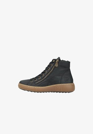 Sneaker alta nera con finitura testurizzata, dotata di una cerniera laterale, allacciatura frontale e suola in gomma marrone a contrasto.