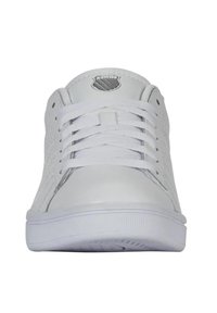 Fehér félcipők sima bőr felsőrésszel, kerek orral, fűzős elemmel és texturált oldalpanelekkel. Mintás gumitalppal felszerelve.