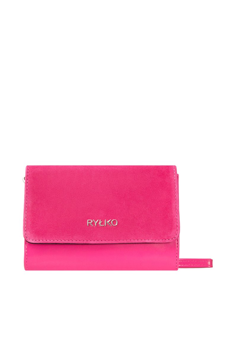 Portafoglio in suede e pelle rosa con chiusura a flap, logo argentato e design elegante. Presenta una texture pulita e liscia.