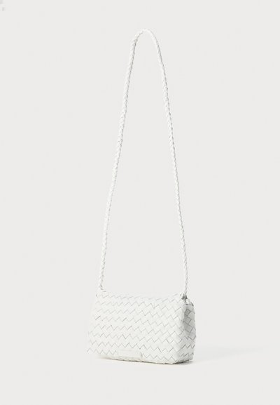Weiße geflochtene Schultertasche mit einem strukturierten Webdesign. Verfügt über einen langen, schlanken geflochtenen Riemen und hat eine rechteckige Form.